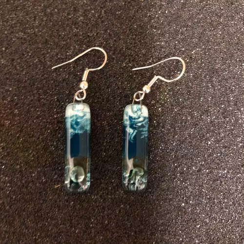 Örhängen i fusionsglas, 2,5x1 cm, krok kir.stål, Chile