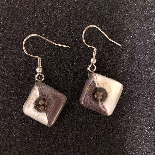 Örhängen i fusionsglas, rund D 2,5 cm, krok kir.stål, Chile