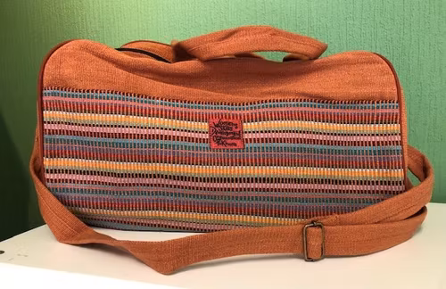 Bag med dragkedja, axelrem och handtag i handvävt tyg, Nepal/Fair Trade