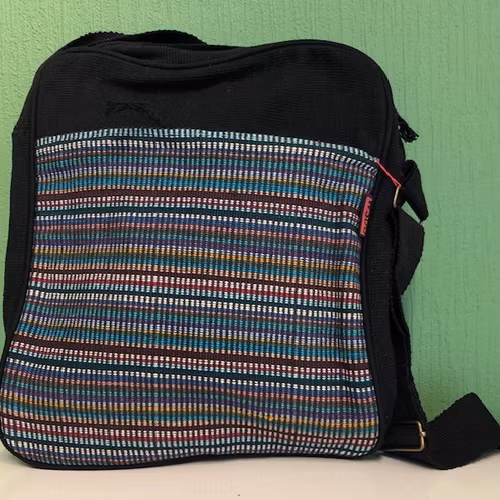 Sidväska, svart, i handfärgat och vävt bomullstyg, axelrem och dragkedja, Nepal/Fair Trade