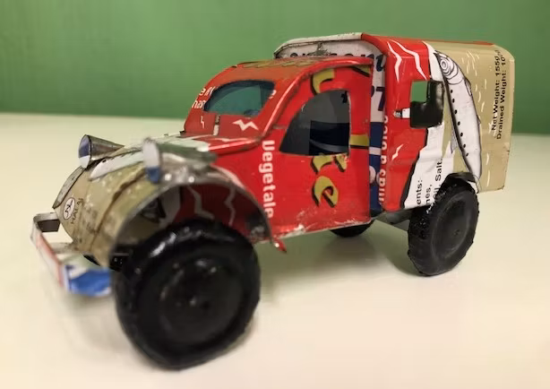 Bil, Citroën 3CV av återvunna metallburkar, röd, ca 11x5 cm H5,5 cm/Madagaskar