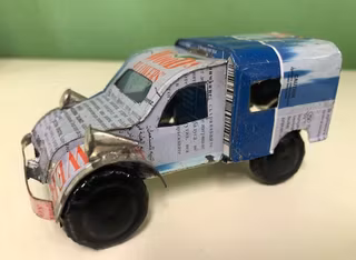 Bil, Citroën 3CV av återvunna metallburkar, blå/grå, ca 11x5 cm H5,5 cm/Madagaskar