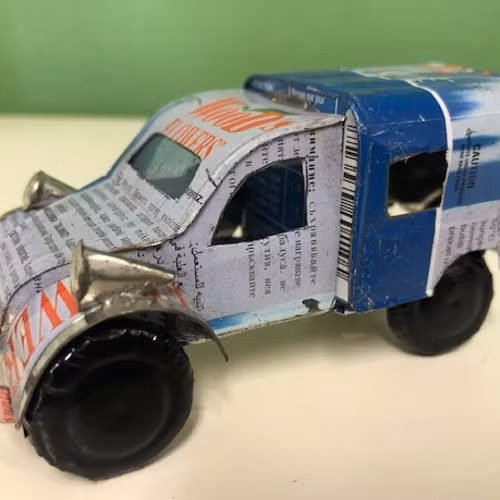 Bil, Citroën 3CV av återvunna metallburkar, blå/grå, ca 11x5 cm H5,5 cm/Madagaskar