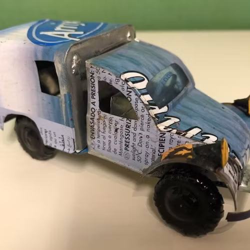Bil, Citroën 3CV av återvunna metallburkar, ljusblå/grå, ca 11x5 cm H5,5 cm/Madagaskar