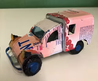 Bil, Citroën 3CV av återvunna metallburkar, rosa, ca 11x5 cm H5,5 cm/Madagaskar