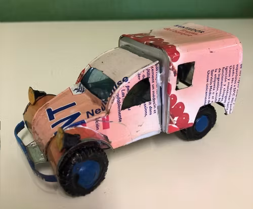 Bil, Citroën 3CV av återvunna metallburkar, rosa, ca 11x5 cm H5,5 cm/Madagaskar