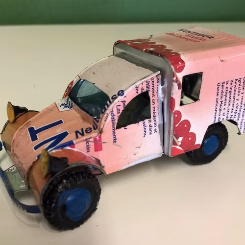 Bil, Citroën 3CV av återvunna metallburkar, rosa, ca 11x5 cm H5,5 cm/Madagaskar