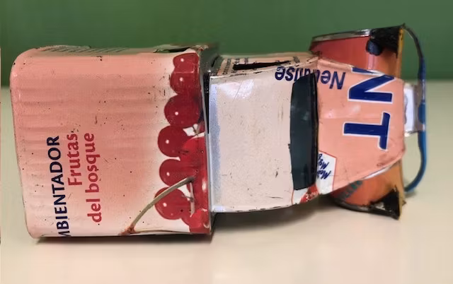 Bil, Citroën 3CV av återvunna metallburkar, rosa, ca 11x5 cm H5,5 cm/Madagaskar