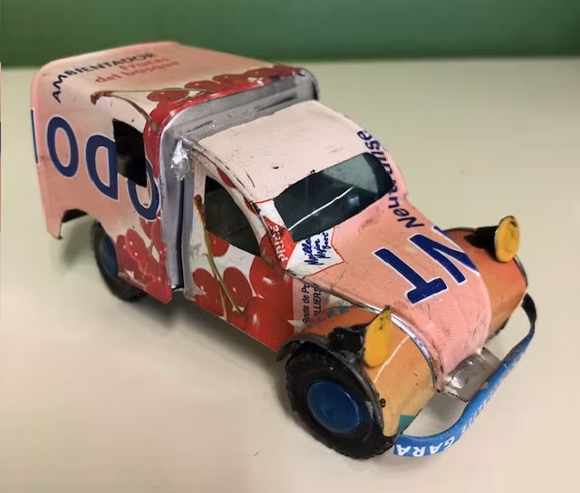 Bil, Citroën 3CV av återvunna metallburkar, rosa, ca 11x5 cm H5,5 cm/Madagaskar