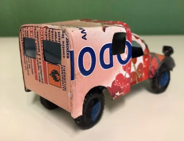 Bil, Citroën 3CV av återvunna metallburkar, rosa, ca 11x5 cm H5,5 cm/Madagaskar