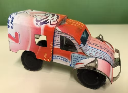 Bil, Citroën 3CV av återvunna metallburkar, ljusröd, ca 11x5 cm H5,5 cm/Madagaskar