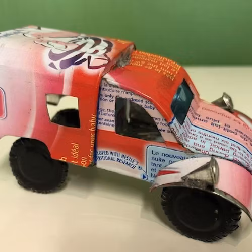Bil, Citroën 3CV av återvunna metallburkar, ljusröd, ca 11x5 cm H5,5 cm/Madagaskar