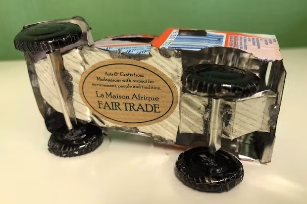 Bil, Citroën 3CV av återvunna metallburkar, ljusröd, ca 11x5 cm H5,5 cm/Madagaskar