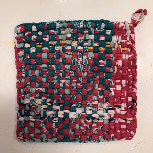 Grytlapp i handflätade återvunna sarityger, A world of craft/Bangladesh