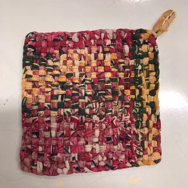 Grytlapp i handflätade återvunna sarityger, A world of craft/Bangladesh