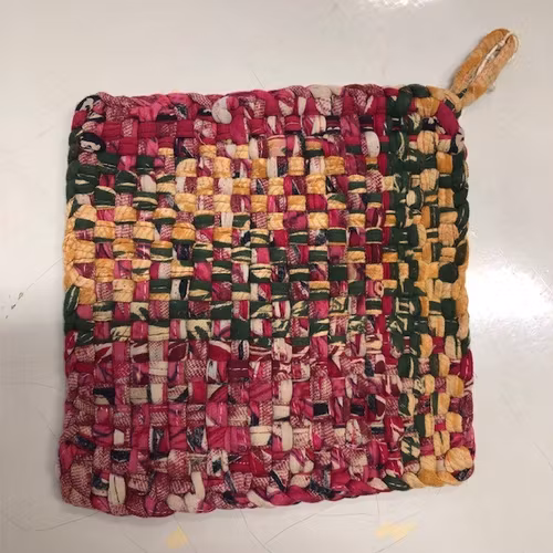 Grytlapp i handflätade återvunna sarityger, A world of craft/Bangladesh