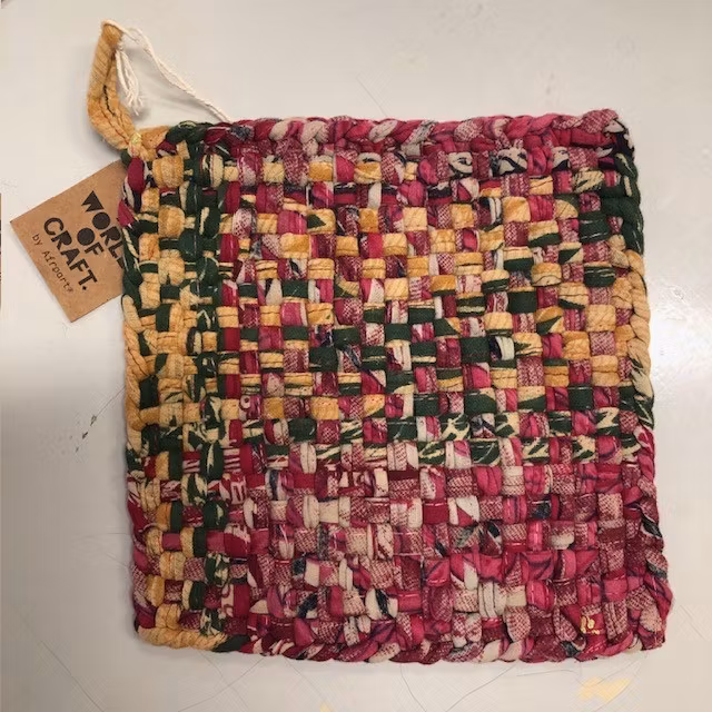 Grytlapp i handflätade återvunna sarityger, A world of craft/Bangladesh