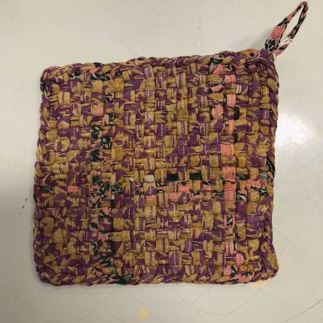 Grytlapp i handflätade återvunna sarityger, A world of craft/Bangladesh