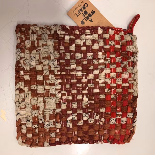 Grytlapp i handflätade återvunna sarityger, A world of craft/Bangladesh