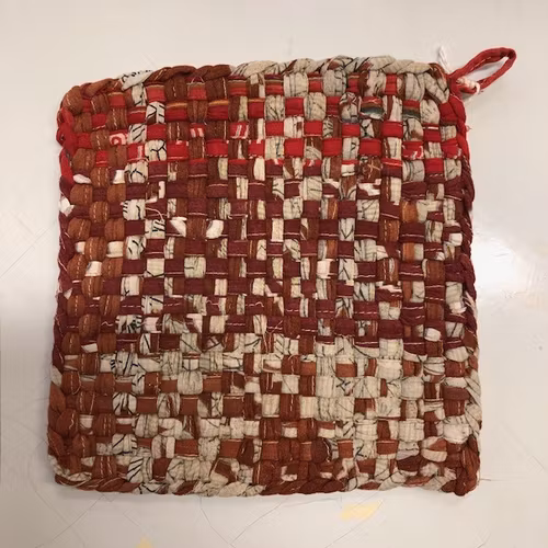 Grytlapp i handflätade återvunna sarityger, A world of craft/Bangladesh