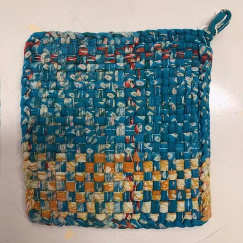 Grytlapp i handflätade återvunna sarityger, A world of craft/Bangladesh