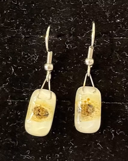 Örhängen i fusionsglas (1,3x0,7 cm) kir. stål