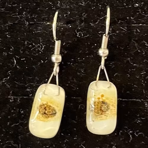 Örhängen i fusionsglas (1,3x0,7 cm) kir. stål