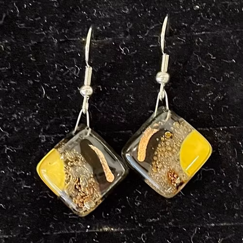 Örhängen i fusionsglas, 1,5x1,5 cm, krok kir.stål, Chile