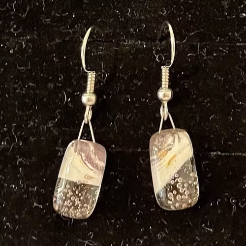 Örhängen i fusionsglas (1,3x0,7 cm) kir. stål