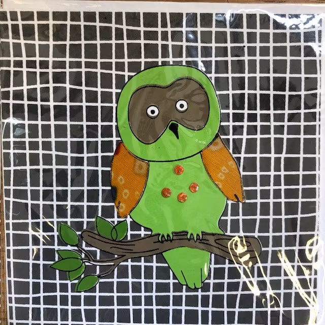 Kort, uggla på gren, serigrafi tryck, handgjort av bomull och sari återbruk/Bangladesh