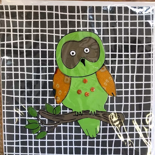 Kort, uggla på gren, serigrafi tryck, handgjort av bomull och sari återbruk/Bangladesh