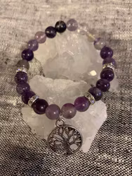 Elastiskt armband av fluorit och ametist, med livets träd.