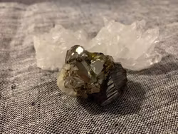 Pyrit, sphalerit och bergskristall i ett