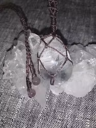 Talisman med bergkristall och ametist i ändarna