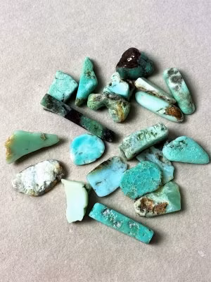 Krysopras polerade bitar