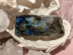 Labradorit halvpolerad (1)