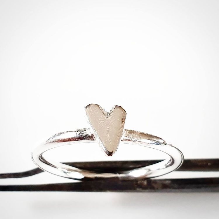 Happy Heart slät hjärtansring silver med handsågat hjärta