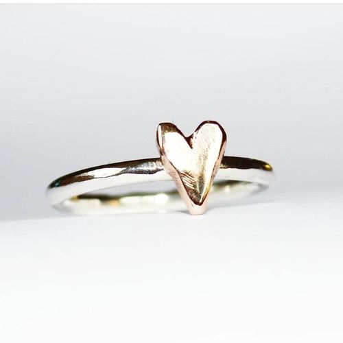 Happy Heart Slät hjärtansring med handsågat hjärta i brons