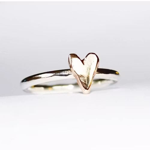 Happy Heart Slät hjärtansring med handsågat hjärta i brons