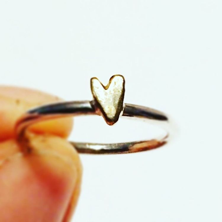 Happy Heart Slät hjärtansring med handsågat hjärta i mässing