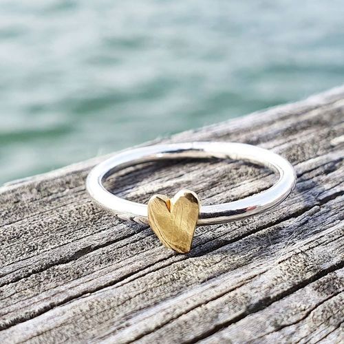 Happy Heart Slät hjärtansring med handsågat hjärta i mässing