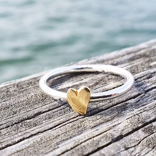 Happy Heart Slät hjärtansring med handsågat hjärta i mässing