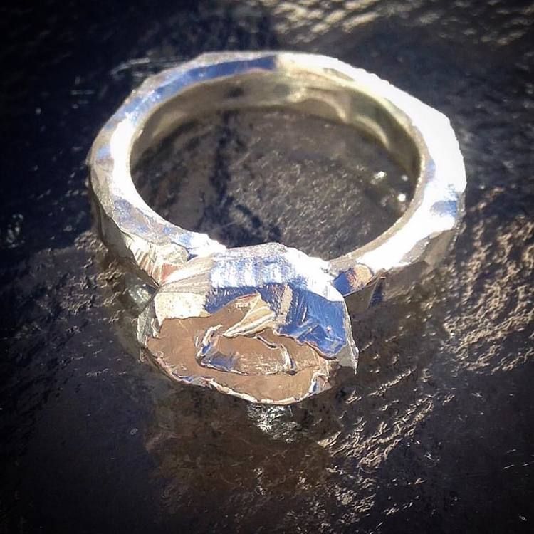 Rosring i silver med en ros