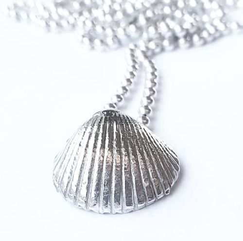 Halsband hjärtmussla i silver