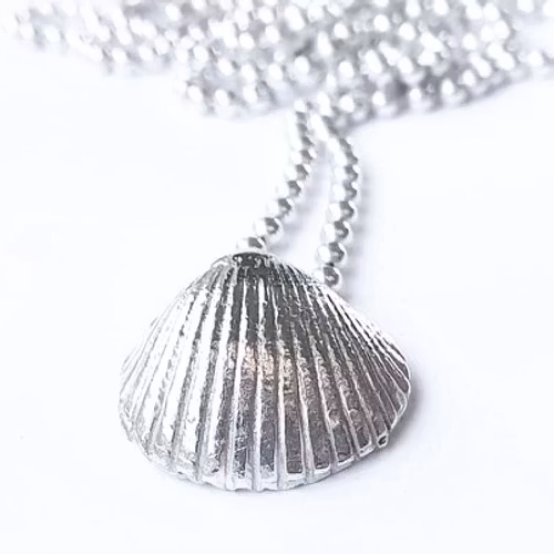 Halsband hjärtmussla i silver