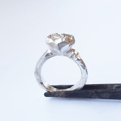 Rosring i silver med en ros
