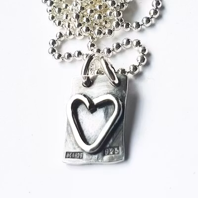 Silverhjärta på oxiderad platta