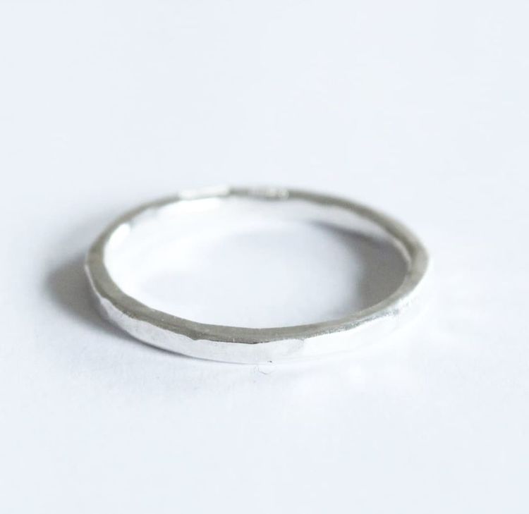 Hamrad silverring mellan