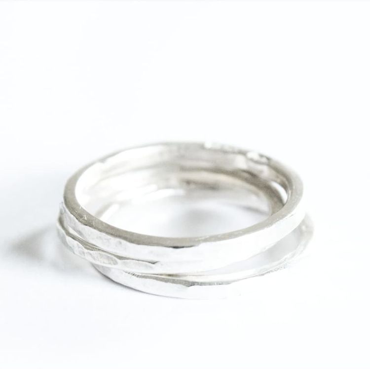 Hamrad silverring mellan