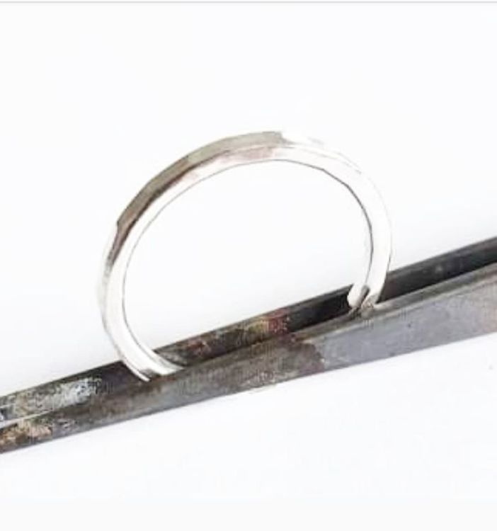 Hamrad silverring mellan